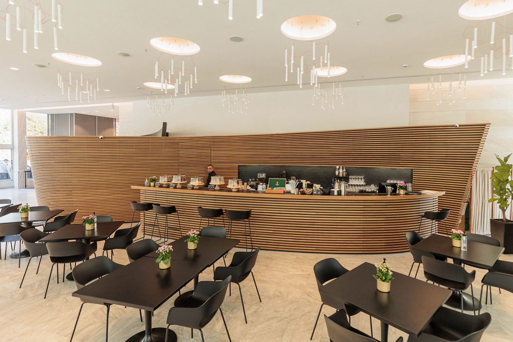 Peristylion Cafe by Δειπνοσοφιστήριον bar στον εσωτερικό χώρο