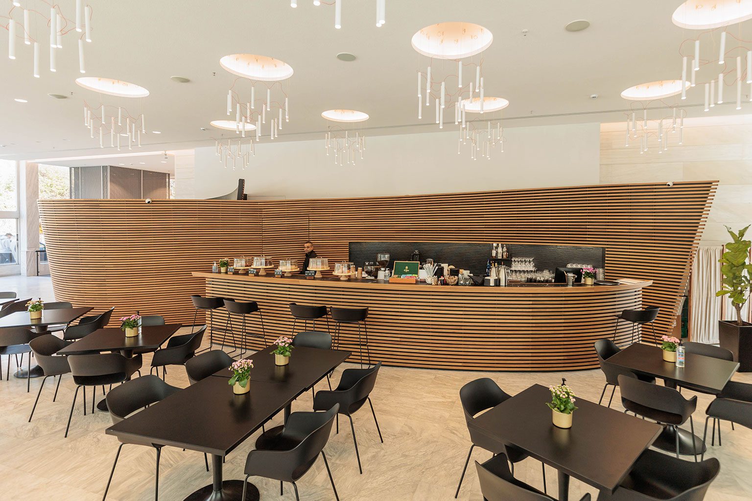 Peristylion Cafe by Δειπνοσοφιστήριον bar στον εσωτερικό χώρο